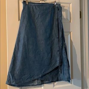 Gap XL wrap skirt in standard wash.